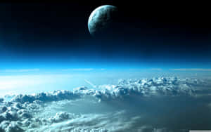 火箭在雲層上方翱翔，飛向太空中遙遠的藍色行星。