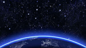 彎曲的地球在星空下閃爍著城市燈光，並有相連的星座。