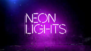 在黑暗背景上，發光的霓虹燈牌以紫色顯示「NEON LIGHTS」，並可見電線。 — 1920x1080 壁紙