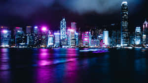 霓虹燈閃爍的摩天大樓在夜晚繁忙的城市水面上反射。