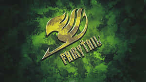 金色嘅Fairy Tail標誌喺鮮豔嘅綠色葉背景上。