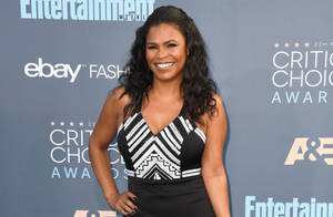 在 Critics' Choice Awards 上穿著黑白連衣裙微笑的女性。 — 荷里活 GIF 壁紙