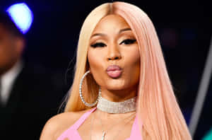 Nicki Minaj 穿著粉紅色服裝和鑽石珠寶，在活動中嘟起嘴唇。