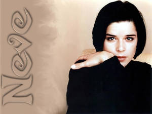 Neve Campbell 在工作室肖像中，手放在下巴下方。