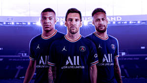 三位身穿巴黎聖日耳曼球衣的足球運動員在球場上擺姿勢。 — 美斯 PSG 壁紙
