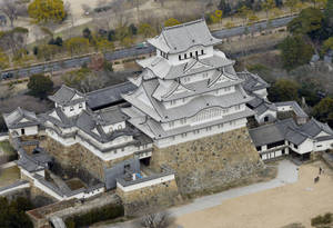 冬季日本城堡的鳥瞰圖，白色牆壁和灰色屋頂。