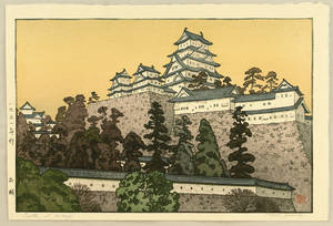 日本城堡在山上，周圍樹木，天空黃色