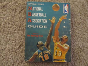 復古1970-71 NBA指南封面，兩名球員跳起爭搶籃球。 — 奇雲·哈特 壁紙