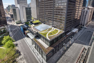 城市中帶有綠色屋頂花園的現代玻璃建築的鳥瞰圖。 — 天際線 壁紙