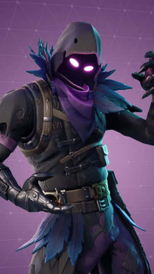帶有發光眼睛和羽毛兜帽的遊戲角色，紫色數位藝術。 — Fortnite 造型 壁紙
