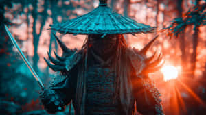 一名戴著面具、身穿尖刺盔甲和寬邊帽的戰士，在日落時分的森林中手持劍。 — 奇幻 壁紙