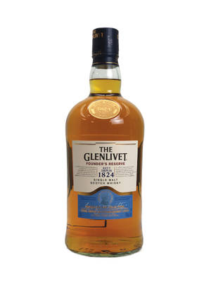 一瓶 Glenlivet Founder's Reserve 單一麥芽蘇格蘭威士忌，琥珀色液體。