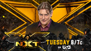 WWE NXT 摔角手身穿西裝，帶有金色標誌和黑暗有翼人物