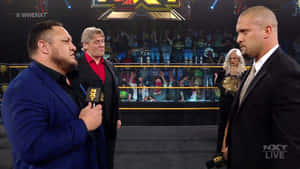 WWE NXT 摔角手和評論員在緊張的賽前訪問中對峙。 — 摔角 GIF 壁紙