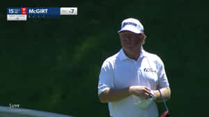 職業高爾夫球手 Bryson DeChambeau 在陽光明媚的高爾夫球場上進行現場直播。