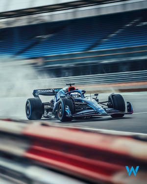 藍色威廉姆斯F1賽車在賽道上疾馳，帶有動態模糊和輪胎煙霧。