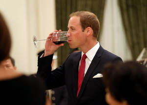 威廉王子在室內正式活動中飲酒。