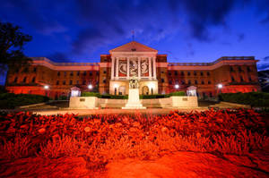 黃昏時分，Bancroft Hall 被紅光照亮，前景有紅色樹葉
