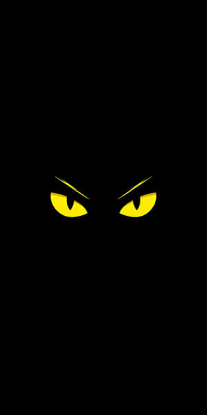 兩隻帶有尖銳眉毛的發光黃色眼睛，從黑色背景中強烈凝視