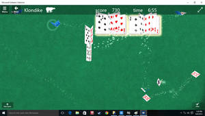 數位接龍遊戲，紙牌在綠色背景上顯示分數和時間。