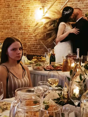 新娘和新郎熱情接吻，而一名女子在晚餐桌上看著。 — 搞笑 壁紙