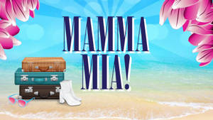 復古行李箱和白色靴子在陽光明媚的海灘上，有粉紅色花朵和「Mamma Mia!」文字。