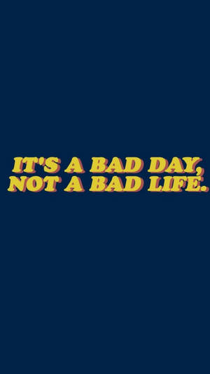 勵志語錄文字，藍底黃字寫著「It's a bad day not a bad life」。 — 美學語錄 壁紙