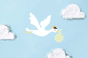 一隻紙鶴在藍色背景的紙雲之間叼著一個嬰兒包袱飛翔。 — 鳥 壁紙