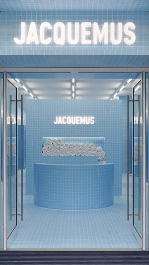 Jacquemus 店舖內部，有藍色瓷磚和底座上的捲起毛巾。
