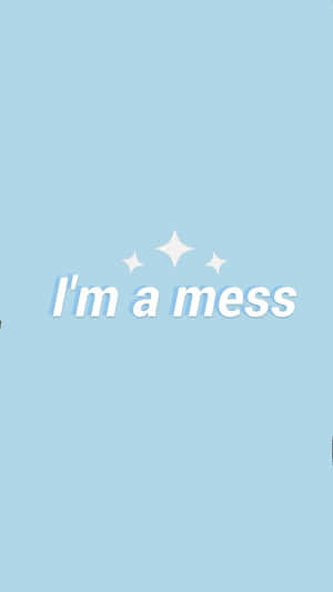 淺藍色背景，白色文字寫著「I'm a mess」和閃光。 — 霓虹藍色美學 壁紙