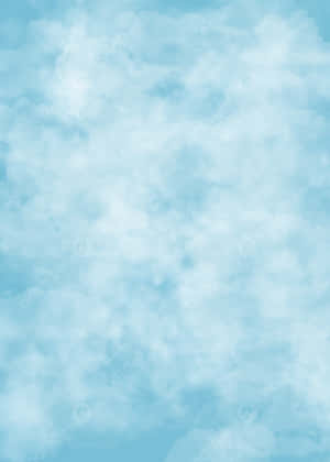 柔軟的白雲在平靜的淺藍色天空中漂浮。
