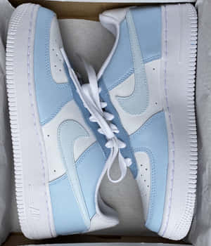淺藍色和白色的Nike Air Force 1運動鞋，放在原裝盒內。