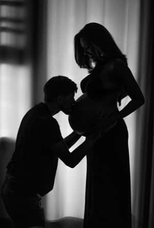 男子親吻孕婦肚子剪影在窗邊 — 可愛情侶 GIF 壁紙