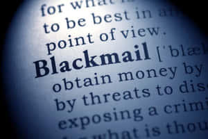 blackmail 的放大字典定義，顯示該詞及其含義。 — 寒冷 壁紙