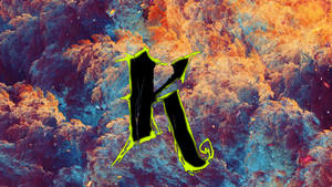 在色彩繽紛的宇宙星雲背景上，帶有霓虹綠色輪廓的字母K。