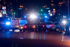 城市街道上的夜間犯罪現場，警員和車輛。 — 夜晚 GIF 壁紙