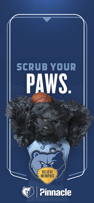 黑狗穿著灰熊隊球衣，抱著一個寫有「Scrub Your Paws」的籃球。 — iPhone 18 壁紙