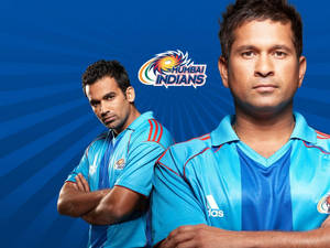 兩名身穿Mumbai Indians球衣的板球運動員交叉雙臂擺姿勢。