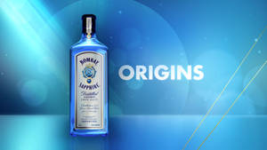 一個 Bombay Sapphire 氈酒瓶，在藍色漸變背景上帶有 'ORIGINS' 文字。
