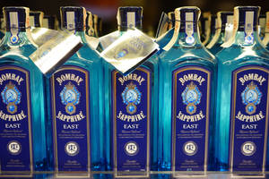 商店貨架上的一排排 Bombay Sapphire East 氈酒瓶。