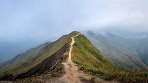 兩人在霧雲中徒步登山小徑。 — 山脈 壁紙