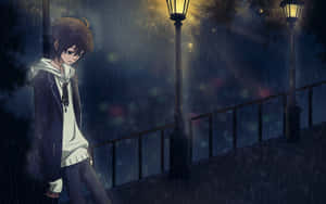 動漫男孩在夜晚獨自走在雨中，在發光的路燈下。