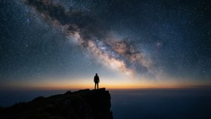 一個人站在懸崖上，俯瞰浩瀚星空的勵志剪影。 — Awesome GIF 壁紙