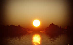 山湖日落，山峰上有兩個人影