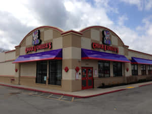 Chuck E Cheese's 餐廳外觀，帶有紫色遮陽篷和卡通吉祥物標誌。