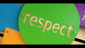 一個綠色圓形標誌，上面有木製字母 respect。 — 設計 壁紙