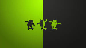 三個Android機械人圖標在綠色和黑色分割的背景上玩滑板。