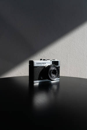 戲劇性工作室燈光下的復古Olympus Trip 35相機。
