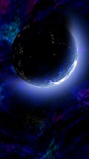 在色彩繽紛的星雲中，帶有發光城市和旋轉雲層的行星。