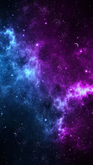 太空中帶有星星和新月的充滿活力的紫色和藍色宇宙星雲。